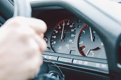 hastighed, carspeed, speedometer, bil, transportform, motor køretøj, køretøj interiør, bil interiør, transportmidler, kontrolpanel, hånd, menneskelig hånd, instrumentbræt, rat, land køretøj, menneskelig kropsdel, en person, glas - materiale, rejse, kørsel, forrude, indendørs, finger, tur, 5K, CC0, offentligt domæne, royaltyfrie