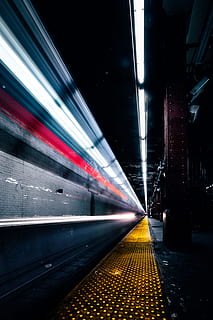 fotografia time lapse, treno della metropolitana, treno, piattaforma, movimento, luce, metropolitana, in movimento, la metropolitana, urbano, città, linea gialla, prospettiva, lunga esposizione, esposizione lunga al neon, metropolitana lunga esposizione, metropolitana di New York City, grimey, neon, buio, mezzi di trasporto, velocità, stazione della metropolitana, stazione, movimento sfocato, viaggio, ferrovia, tunnel, scena urbana, modalità di trasporto, vita di città, traffico, pendolare, architettura, prospettiva decrescente, piattaforma della stazione ferroviaria, in casa, notte, persone che viaggiano, piattaforma della metropolitana, strada, punto di fuga, illuminato, nessuno, moderno, trasporto pubblico, azione, persone, luce - fenomeno naturale, 5K, CC0, dominio pubblico, privo di copyright