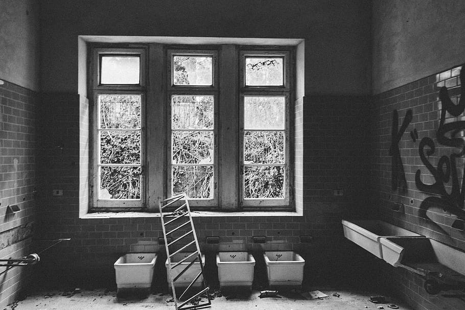 quatre banyeres blanques, a l'interior, habitació, finestra, mobles, cadira, ruïnes, colònia, blanc i negre, finestra d'imatges, dormitori, maó, bany, sala d'estar, femella, noia, escola, aula, Caixa, edifici, habitatge, cap gent, funció de construcció de parets, arquitectura, dia, seient, absència, estructura construïda, paret, habitació domèstica, interior de casa, casa, taula, vidre - material, buit, material de fusta, 5K