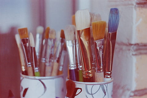 Make-up Pinsel viel, keine Leute, große gruppe von gegenständen, Bürste, Pinsel, drinnen, Container, Wahl, Variation, Fokus auf den Vordergrund, Stillleben, bilden, Nahansicht, Kunst und Handwerk, Fülle, Make-up Pinsel, selektiver Fokus, Tabelle, Glas - Material, braun, Gruppe, Kunst- und Handwerksausrüstung, 2K, CC0, gemeinfrei, lizenzfrei