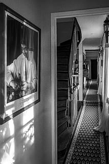 Innere, Gang, Licht, Porträt, Treppe, Schwarz und weiß, drinnen, Spiegel, echte Menschen, eine Person, Reflexion, Männer, Lebensstile, Technologie, Fenster, Erwachsene, Schienenverkehr, Freizeitbeschäftigung, beleuchtet, Vorderansicht, Glas - Material, Mitte Erwachsener, junge Männer, Wohngebäude, 5K, CC0, gemeinfrei, lizenzfrei