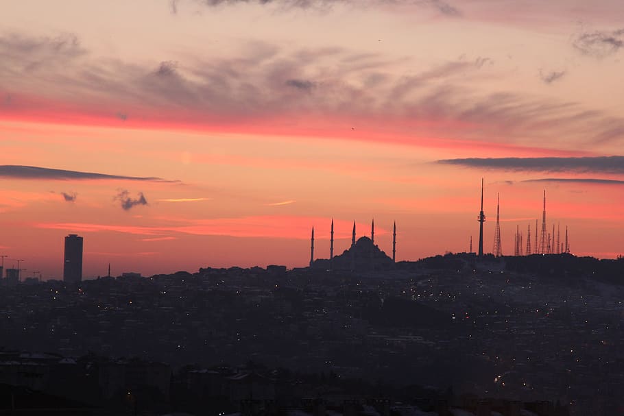 Istanbul, posta de sol, arquitectura, exterior de l'edifici, cel, estructura construïda, núvol - cel, color taronja, ciutat, edifici, paisatge urbà, silueta, cap gent, destinacions de viatge, naturalesa, torre, barri residencial, bellesa a la natura, alta - alta, a l'aire lliure, exterior d’edifici d’oficines, gratacels, fletxa, cel romàntic, 5K