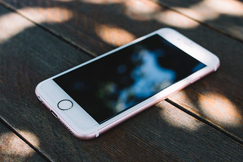 iphone post-2014, tecnologia wireless, smart phone, dispositivo di informazione portatile, tecnologia, cellulare, schermo, comunicazione, connessione, schermo del dispositivo, tavolo, legno - materiale, touch screen, avvicinamento, natura morta, vista dall'alto, apparecchiature di telecomunicazione, concentrarsi sulle conoscenze acquisite, nessuno, portabilità, telefono, all'aperto, comunicazioni globali, accessorio personale, mirino digitale, navigare in rete, 5K, CC0, dominio pubblico, privo di copyright