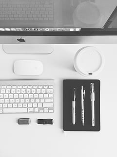 birou, Mac, proiectant, unelte, amenajat, Ordin, alb-negru, simplu, minim, fundal, mediu inconjurator, muncă, calculator, tehnologie, echipamente de calcul, tastatura, în interior, tastatură, nici o persoana, masa, direct deasupra, conexiune, comunicare, tehnologia fără fir, natură moartă, vedere în unghi mare, laptop, Afaceri, furnizarea de birou, a închide, instrument de lucru, 2K, CC0, domeniu public, fără drepturi de autor