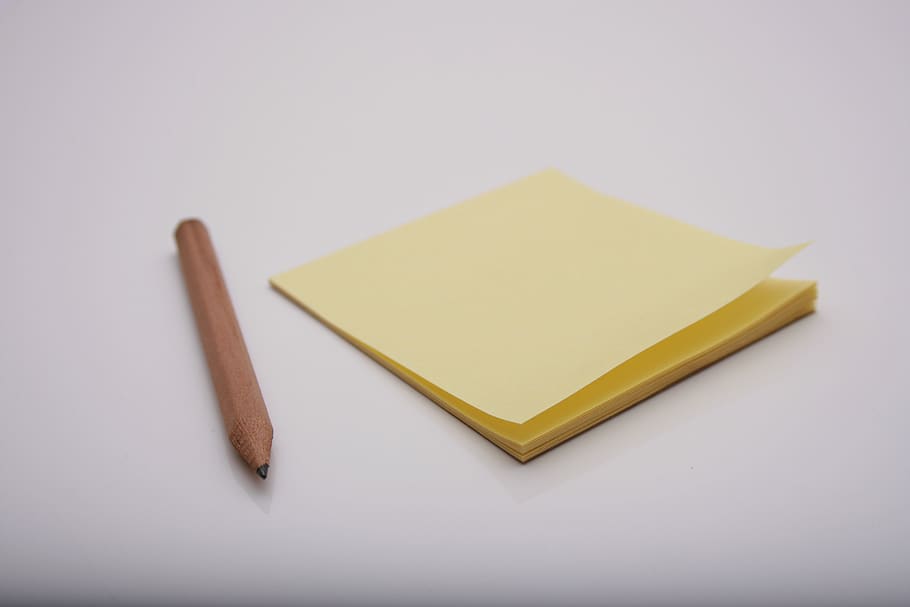 Stickies, publica-ho, nota, llapis, tir de l'estudi, cap gent, groc, fons blanc, a l'interior, còpia espai, material de fusta, paper, tallar, recordatori, menjar i beguda, menjar, sol objecte, nota adhesiva, dos objectes, senzillesa, forma, equipament per a la llar, Cullera de fusta, petit grup d'objectes, en blanc, 4K