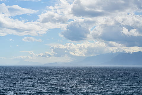 cielo, aria, nuvole, onde, vento, marino, oceano, avventura, selvaggio, schiuma, spiaggia, viaggio, acqua, natura, blu, paesaggio, vacanza, estate, esotico, rilassare, bellissimo, tropicale, stagione attuale, Paradiso, mare, nuvola - cielo, bellezza nella natura, scenics - natura, lungomare, orizzonte sull'acqua, la tranquillità, scena tranquilla, orizzonte, giorno, scena non urbana, idilliaco, nessuno, all'aperto, paesaggio marino, a distanza, 8K, CC0, dominio pubblico, privo di copyright
