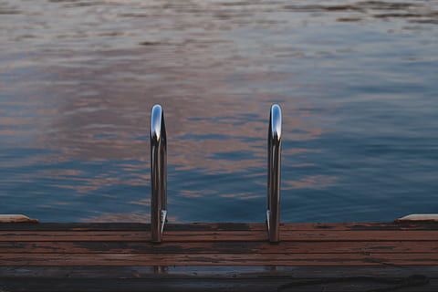 grå pool stige, ingen mennesker, træ - materiale, vand, dag, sø, natur, fokus på forgrunden, udendørs, afspejling, ikke-urbane scene, tæt på, sky - himmel, ro, skønhed i naturen, fugl, metal, høj vinkel visning, stolpe, træ post, stål, 5K, CC0, offentligt domæne, royaltyfrie