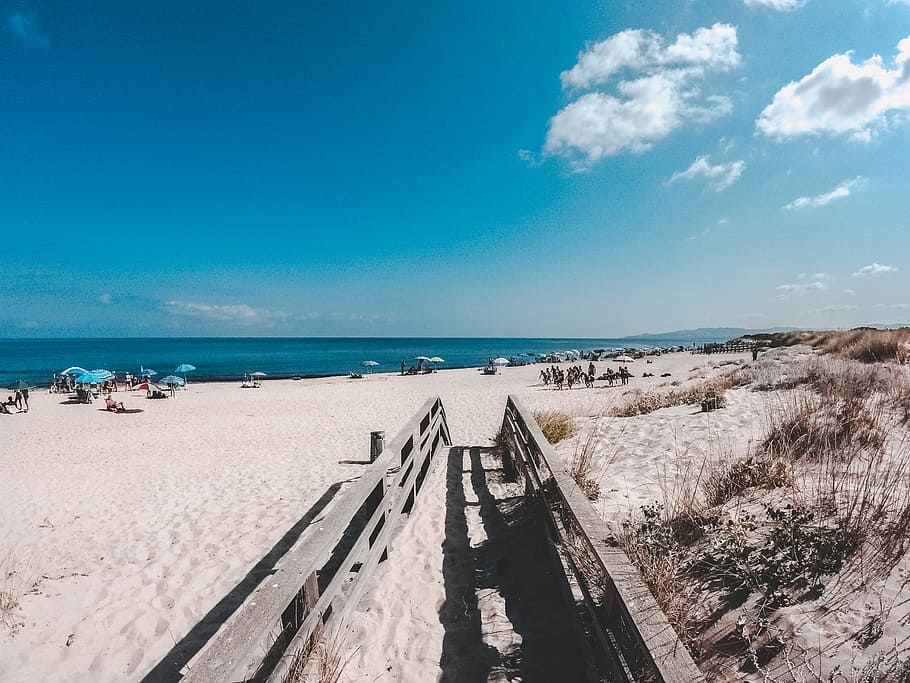 skupina, lidé, pláž foto, pláž, mraky, tráva, horizont, ostrov, krajina, Příroda, oceán, venku, písek, scénický, moře, přímořská krajina, pobřeží, nebe, letní, slunce, cestovat, dovolená, voda, zimní, přistát, scenics - příroda, horizont nad vodou, krása v přírodě, modrý, klid, klidné scény, den, mrak - nebe, slunečního světla, destinace, nikdo, 2K