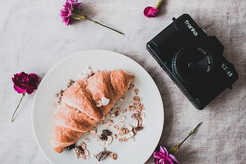 schwarz, franka dslr kamera, neben, Croissant, analoge Kamera, Brot, Frühstück, Kamera, Nahansicht, Kochen, Küche, köstlich, Gericht, Genießer, Film, Filmkamera, Flatlay, Blumen, Lebensmittel, Food-Fotografie, Mittagessen, Mahlzeit, Ernährung, Hafer, Teller, Restaurant, Sommer-, Süss, lecker, Holz, Frische, Essen und Trinken, High Angle View, Blume, Tabelle, Pflanze, blühende Pflanze, Stillleben, drinnen, pinke Farbe, direkt darüber, Natur, Schönheit in der Natur, keine Leute, Süßes Essen, Getränk, fertig für den Verzehr, Obst, Versuchung, 5K, CC0, gemeinfrei, lizenzfrei