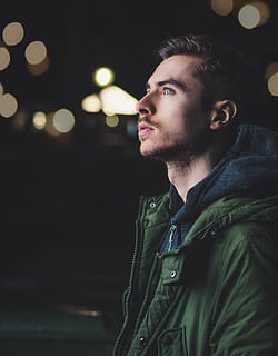 man, vervelend, groen, jas met ritssluiting, bokeh, gezicht, jas, persoon, slijtage, jonge volwassene, een persoon, jonge mannen, wegkijken, op zoek, levensstijlen, vrijetijdsbesteding, nacht, echte mensen, casual kleding, portret, hoofdschot, baard, overpeinzing, focus op de voorgrond, kleding, knap, verlicht, buitenshuis, leer, 5K, CC0, publiek domein, royaltyvrij
