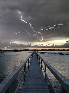træ-, dok, legeme, vand, skyer, lyn, ocean, overskyet, mole, hav, vejr, himmel, sky - himmel, skønhed i naturen, natur, solnedgang, scenics - natur, storm, ingen mennesker, magt i naturen, træ - materiale, rolig scene, vejen frem, ro, retning, tordenvejr, idyllisk, udendørs, 4K, CC0, offentligt domæne, royaltyfrie