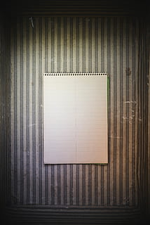 Papier-, Notizbuch, Notizblock, Streifen, Jahrgang, leer, Attrappe, Lehrmodell, Simulation, Leerzeichen, drinnen, keine Leute, Nahansicht, Holz - Material, Muster, Stillleben, Kommunikation, Vignette, kopieren sie platz, direkt darüber, Hintergründe, Design, Kunst und Handwerk, Wandbau - Funktion, Text, gestalten, Weiß, gestreift, 2K, CC0, gemeinfrei, lizenzfrei