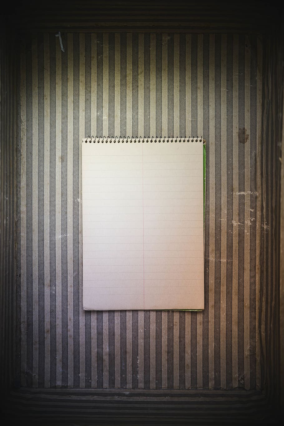 papír, notebook, scratchpad, pruhy, vinobraní, prázdný, maketa, mezery, uvnitř, nikdo, detail, dřevo - materiál, vzor, stálý život, sdělení, viněta, kopie prostor, přímo nad, pozadí, design, umění a řemesla, nástěnný prvek, text, tvar, bílý, pruhovaný, poznámkový blok, 2K