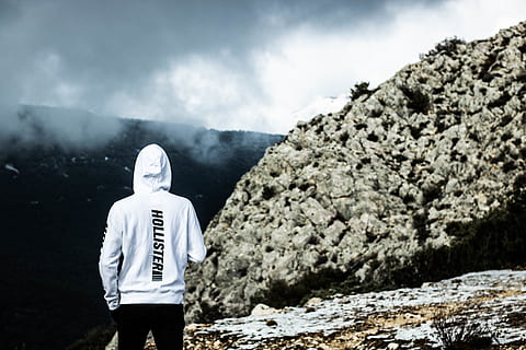 person, iført, hvit, hollister hettegenser, stående, stein, eventyr, tilbake, skyer, kald, farge, dagslys, dagtid, miljø, mote, gå, Hollister, landskap, Mann, menn, fjell, scenisk, snø, vær, vinter, utsikt bakover, én person, ekte folk, tre kvart lengde, fritidsaktivitet, dag, natur, livsstil, sky - himmel, skjønnhet i naturen, himmel, uformelt antrekk, fast, naturskjønnhet - natur, utendørs, hette - klær, ser på visning, 5K, CC0, offentlig domene, opphavsrett gratis