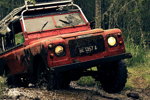 vermell, cotxe, fangós, carretera, arbres, 4wd, 4 rodes, 4x4, acció, aventura, automàtic, automòbil, automoció, bandung, brut, conduir, controlador, motor, indonèsia, indústria, jeep, Land Rover, fang, passeig, sòl, transport, sistema de transport, camió, vehicle, vintage, roda, vehicle terrestre, manera de transport, vell, abandonat, terra, camp, estil retro, dia, obsoleta, aixafar, rovellat, cap gent, naturalesa, espatllat, declivi, història, metall, deteriorament, antiguitat, 2K, CC0, domini públic, lliure de regalies