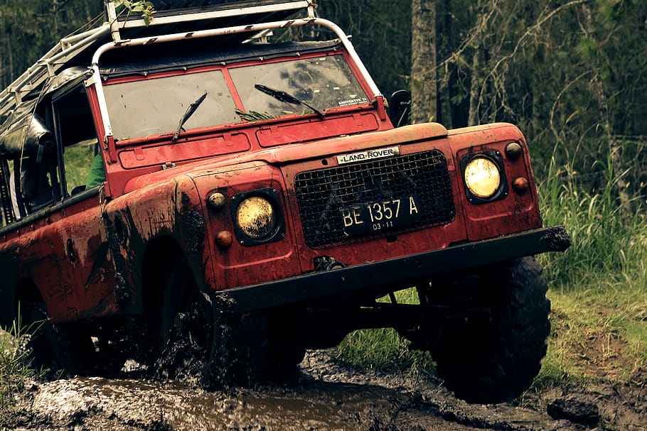 vermell, cotxe, fangós, carretera, arbres, 4wd, 4 rodes, 4x4, acció, aventura, automàtic, automòbil, automoció, bandung, brut, conduir, controlador, motor, indonèsia, indústria, jeep, Land Rover, fang, passeig, sòl, transport, sistema de transport, camió, vehicle, vintage, roda, vehicle terrestre, manera de transport, vell, abandonat, terra, camp, estil retro, dia, obsoleta, aixafar, rovellat, cap gent, naturalesa, espatllat, declivi, història, metall, deteriorament, antiguitat, 2K