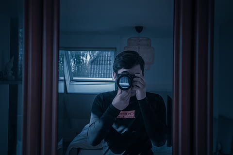 uman, persoană, Electronică, aparat foto, portret, fotografie, decoratiune interioara, fereastră, trist, temă întunecată, bokeh, noapte, întuneric, obiectiv, fotograf, perdea, clădire, carcasă, Umbra ferestrei, o persoana, oameni adevărați, fotografii tematice, tehnologie, tânăr adult, vedere din față, stiluri de viață, aparat de fotografiat - echipament fotografic, Barbat tanar, Activitatea de agrement, activitate, deținere, Sesiuni foto, echipament fotografic, în interior, sticlă - material, bărbați, de la talie in sus, camera digitala, haine calde, fața confuză, 5K, CC0, domeniu public, fără drepturi de autor