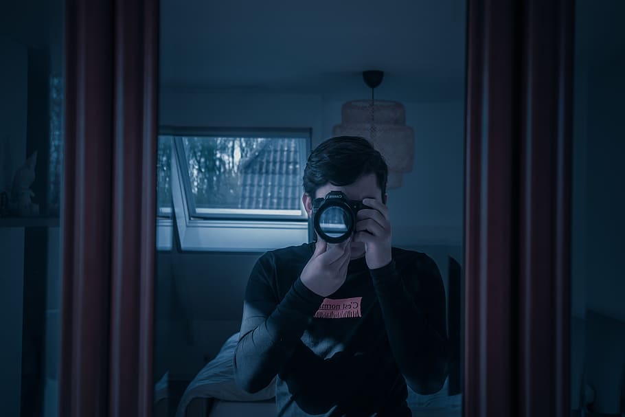 Mensch, Person, Elektronik, Kamera, Porträt, Fotografie, Foto, Wohnkultur, Fenster, traurig, Dunkles Thema, Bokeh, Nacht-, dunkel, Linse, Fotograf, Vorhang, Gebäude, Gehäuse, Fensterschatten, eine Person, echte Menschen, Fotografie-Themen, Technologie, junger Erwachsener, Vorderansicht, Lebensstile, Kamera - Fotoausrüstung, junge Männer, Freizeitbeschäftigung, Aktivität, halten, Fotografieren, Fotoausrüstung, drinnen, Glas - Material, Männer, Taille hoch, Digitalkamera, warme Kleidung, verdecktes Gesicht, 5K