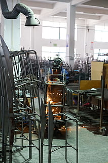 saldatura, costruzione, rendere, creatore, costruire, industriale, in casa, posto a sedere, sedia, concentrarsi sulle conoscenze acquisite, nessuno, metallo, assenza, tavolo, giorno, attività commerciale, industria, vuoto, macchinario, illuminato, di fila, cibo e bevande, fabbrica, natura morta, attrezzature di produzione, attrezzatura, equipaggiamento industriale, 4K, CC0, dominio pubblico, privo di copyright
