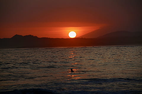puesta de sol, mar, paisaje, reflexión, horizonte, Abendstimmung, isla isabela, agua, cielo, belleza en la naturaleza, paisajes - naturaleza, Dom, color naranja, tranquilidad, escena tranquila, frente al mar, silueta, naturaleza, idílico, montaña, escena no urbana, luz del sol, horizonte sobre el agua, al aire libre, 5K, CC0, dominio público, libre de derechos