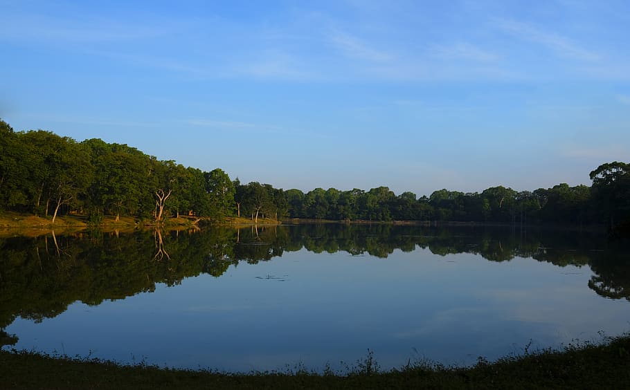 temps, èpica, paisatge, cel, aigua, llum, tranquil, blau, verd, arbre, llac, reflexió, escena tranquil·la, tranquil·litat, bellesa a la natura, planta, escenics - natura, naturalesa, cap gent, escena no urbana, davant del mar, idíl·lic, aigua estancada, simetria, dia, llac de reflexió, 5K