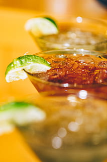 tre martini briller, mad, mad og drikke, tæt på, friskhed, selektiv fokusering, ingen mennesker, indendørs, stilleben, klar til at spise, forfriskning, sund kost, bord, velvære, alkohol, frugt, drikke, grøntsag, glas, gul, appetitvækker, snack, luksus, fristelse, 5K, CC0, offentligt domæne, royaltyfrie