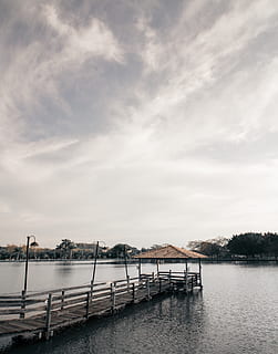 Brun, træ-, strand dock, hvid, overskyet, himmel, skyer, dagslys, dok, miljø, landskab, naturskøn, træer, vand, sky - himmel, bygget struktur, arkitektur, natur, ingen mennesker, havnefronten, mole, ro, scenics - natur, dag, flod, skønhed i naturen, rolig scene, forbindelse, rækværk, udendørs, 4K, CC0, offentligt domæne, royaltyfrie