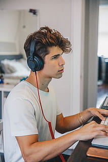 uman, persoană, Electronică, calculator, PC, Monitor, ecran, afişa, ecran LCD, Căști, mobila, masa, laptop, tastatură, birou, hardware-ul computerului, hardware-, tastatura, raft, tehnologie, o persoana, muzică, în interior, ascultare, tânăr adult, tehnologia fără fir, oameni adevărați, să se concentreze asupra primelor elemente, de la talie in sus, vedere laterală, haine casual, ședință, conexiune, comunicare, adult, coafura, 5K, CC0, domeniu public, fără drepturi de autor