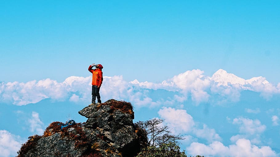 himalayas, cel, una persona, de peu, núvol - cel, activitat d'oci, persones reals, escenics - natura, naturalesa, aventura, rock, longitud completa, estils de vida, bellesa a la natura, muntanya, rock - object, blau, activitat, dia, sòlid, a l'aire lliure, cim de muntanya, 4K