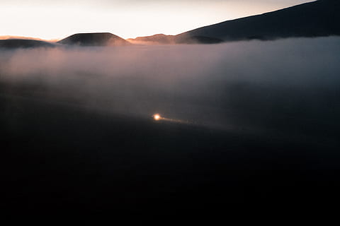 Berg mit Wolken, Berg, Wolke, Sonne, Nebel, Natur, Sonnenuntergang, Sonnenaufgang, draußen, Abenteuer, erkunden, Fernweh, Silhouette, Straße, Scheinwerfer, Auto Licht, Himmel, einsam, Filmkorn, Korn, Landschaft, szenen, Wasser, Schönheit in der Natur, Dämmerung, Meer, Morgen, Farbbild, keine Leute, ruhige Szene, Sonnenaufgang - Morgendämmerung, Nacht-, dunkel, Sonnenlicht, wolke - himmel, See, Hügel, Reise, Reflexion, Gipfel, Sommer-, 5K, CC0, gemeinfrei, lizenzfrei