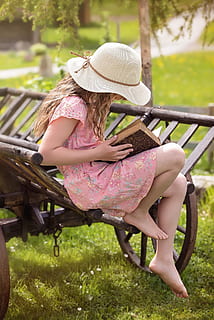 leer, lector, estudiar, niña, adolescente, belleza, una persona, actividad de ocio, longitud total, sentado, gente real, mujer, sombrero, ropa casual, asiento, día, hierba, planta, chicas, estilos de vida, naturaleza, ropa, niño, hembras, infancia, sombrero para el sol, al aire libre, peinado, 1080P, CC0, dominio público, libre de derechos