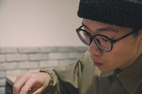 Pria menunduk, kacamata, tambahan, aksesoris, manusia, orang, pakaian, taipei, jari, topi, beanie, Abu-abu, aktivitas santai, kap mesin, komputer, elektronik, pc, alat musik, duduk, satu orang, tertembak di kepala, orang sungguhan, potret, merapatkan, fokus pada latar depan, mencari, laki-laki, gaya hidup, dalam ruangan, kegiatan waktu luang, topi rajut, anak muda, memalingkan muka, kontemplasi, pakaian hangat, aksesori pribadi, 4K, CC0, domain publik, bebas royalti