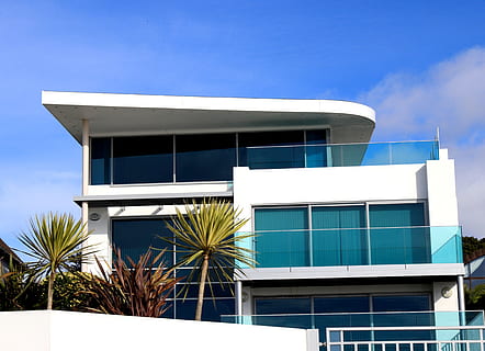 architettura, costruzione, infrastruttura, struttura, istituzione, Casa, nuvole, cielo, veranda, terrazza, tenda, finestre, albero, giardino, struttura costruita, esterno dell'edificio, finestra, blu, nessuno, natura, giorno, moderno, all'aperto, città, luce del sole, pianta, Inquadratura dal basso, vetro - materiale, clima tropicale, Colore bianco, edificio per uffici esterno, 4K, CC0, dominio pubblico, privo di copyright