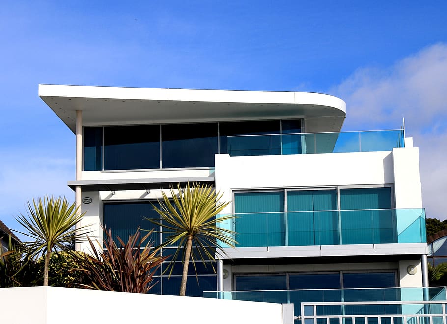 arquitectura, edifici, infraestructura, estructura, establiment, casa, núvols, cel, veranda, terrassa, cortina, finestres, arbre, jardí, estructura construïda, exterior de l'edifici, finestra, blau, cap gent, naturalesa, dia, modern, a l'aire lliure, ciutat, llum solar, planta, vista d’angle baix, vidre - material, clima tropical, Color blanc, exterior d’edifici d’oficines, 4K
