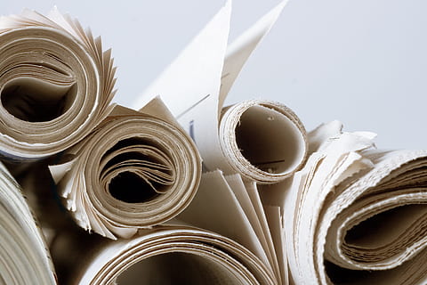 giornali, giornale, stampa, pila, giornalismo, piegato, scrittura, attività commerciale, carta, tabloid, fotografia, artsandentertain, mucchio, giornale quotidiano, documento, focusonforegroun, orizzontale, raccolta differenziata, la stampa, newspaperheadlin, comunicato stampa, stampare, pasticcio di annunci, avvicinamento, conceptsandideas, globalcommunicat, colore, ultime notizie, testo, informazioni mediu, articolo, supporti stampati, messa a fuoco selettiva, broadsheet, i media, comunicazione, nessuno, arrotolato, in casa, natura morta, grande gruppo di oggetti, girato in studio, abbondanza, metallo, abilità, forma, Colore bianco, cibo e bevande, fotogramma intero, cerchio, sfondi, gruppo di oggetti, forma geometrica, 4K, CC0, dominio pubblico, privo di copyright