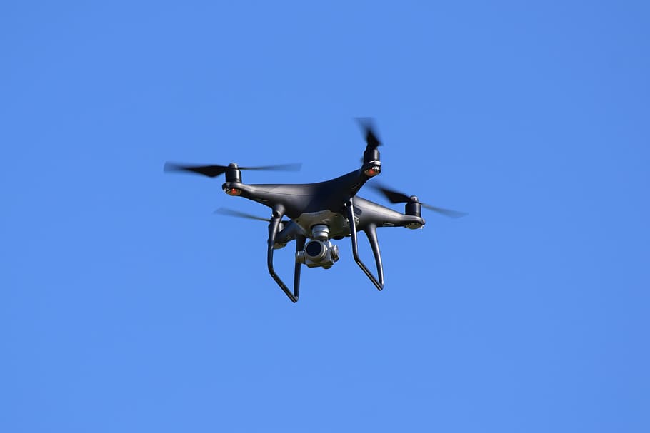 drone, càmera, espia, quadcopter, hèlix, rotors, volant, vol, tecnologia, volar, vehicle aeri, avió, transport, a l'aire, manera de transport, moviment, blau, cel, cel clar, militar, vigilància, cap gent, en moviment, velocitat, còpia espai, seguretat, naturalesa, indústria aeroespacial, govern, germà gran - concepte orwelliano, a dalt, 4K