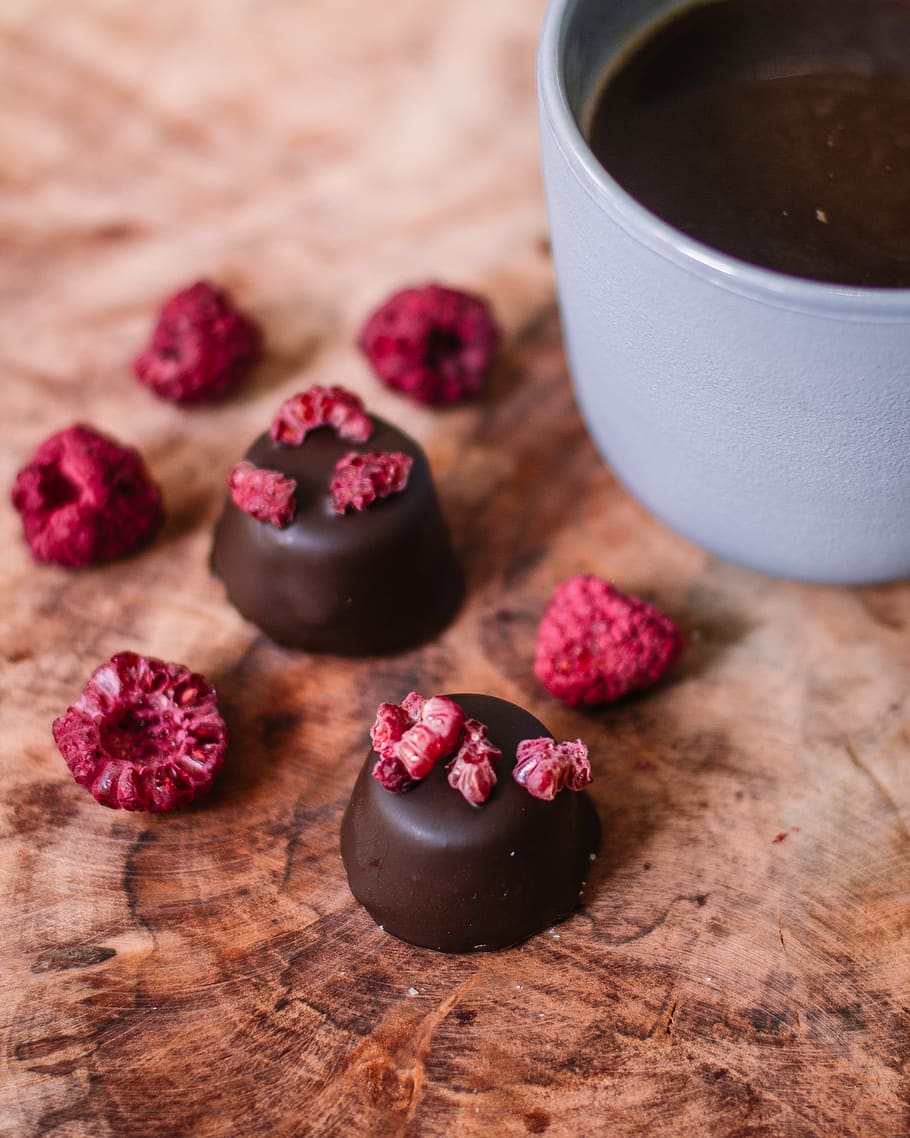 xocolata i gerds, cocció, caramels, xocolata, primer pla, confecció, fosc, deliciós, menjar, fruita, Goody, casolà, indulgència, gerds, natura morta, sucre, fusta, menjar i beguda, beure, taula, frescor, a l'interior, alimentació saludable, refresc, material de fusta, menjar dolç, benestar, cafè, cafè - beguda, tassa, cap gent, centrar-se en primer pla, fruites de baies, esmorzar, temptació, berenar, 2K