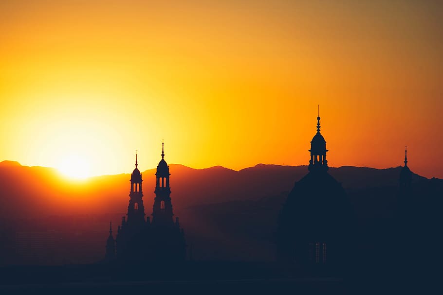 arquitectura, edifici, estructura, castell, muntanya, cel, llum solar, posta de sol, sortida del sol, sol, naturalesa, religió, silueta, espiritualitat, estructura construïda, creença, lloc de culte, exterior de l'edifici, destinacions de viatge, color taronja, cap gent, viatjar, turisme, a l'aire lliure, fletxa, 5K