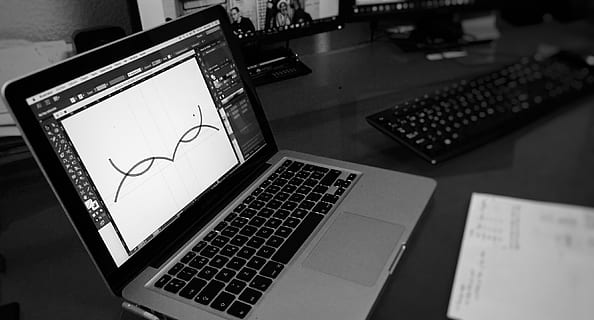 mexicà, leon, disseny, vector, dissenyador, estil de vida, fotografia, monocroma, mac, marca, identitat, negre, blanc, blanc i negre, projectes secundaris, logotip, espai de treball, portàtil, tecnologia, ordinador, comunicació, tecnologia sense fils, taula, a l'interior, connexió, cap gent, equips informàtics, primer pla, monitor d’ordinador, teclat, vista d’angle alt, negocis, dispositiu d’informació portàtil, teclat d’ordinador, paper, natura morta, escriptori, en blanc, 2K, CC0, domini públic, lliure de regalies
