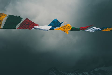 sort-farvede flag, grå, skyer, blå himmel, uklarhed, cloudscape, overskyet, farver, dagslys, festival, flag, høj, lavvinkelfotografering, udendørs, himmel, vind, sky - himmel, patriotisme, bjerg, ingen mennesker, dag, natur, multi farvet, miljø, stolthed, ro, scenics - natur, rolig scene, religion, lav vinkel visning, digital komposit, snedækket bjerg, 5K, CC0, offentligt domæne, royaltyfrie