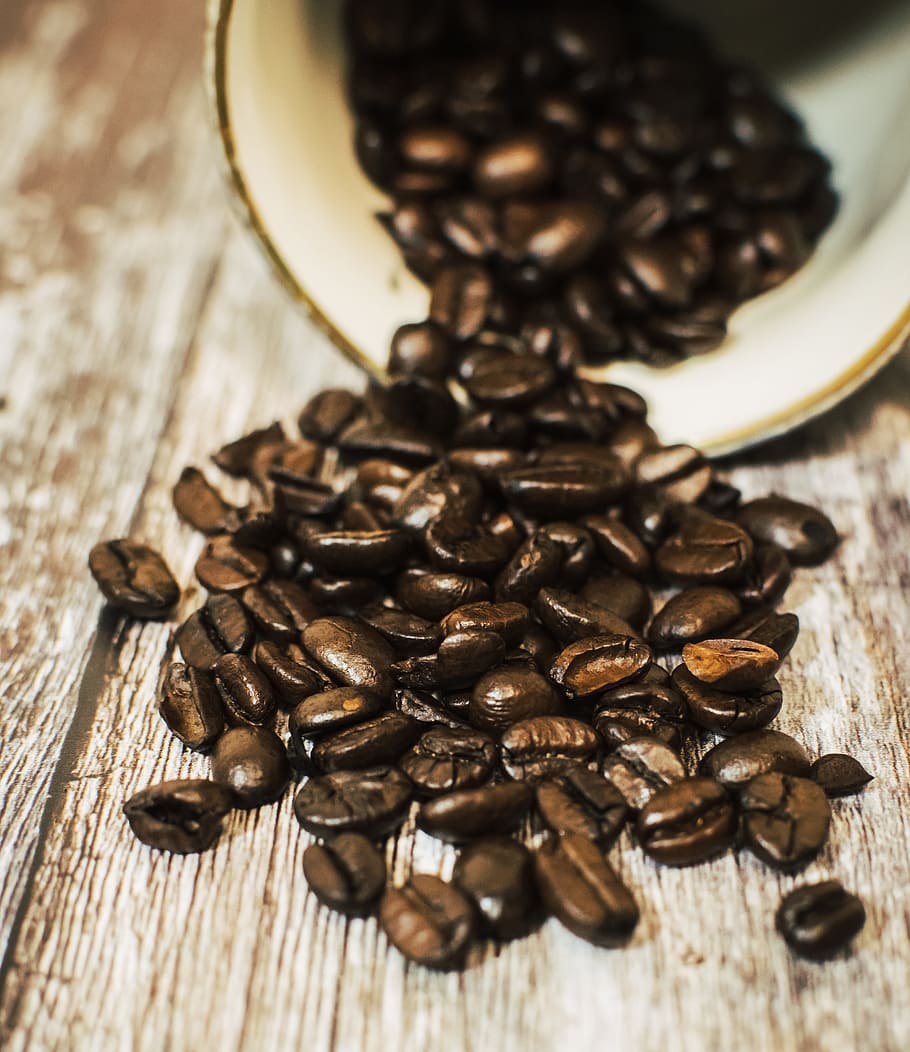 vessat, cafè, mongetes, taula, tassa, fusta, beure, rústic, menjar i beguda, menjar, natura morta, gra de cafè torrat, frescor, a l'interior, cafè - beguda, marró, primer pla, cap gent, material de fusta, gran grup d'objectes, vista d’angle alt, enfocament selectiu, espècia, alimentació saludable, benestar, torrat, cafeïna, 5K