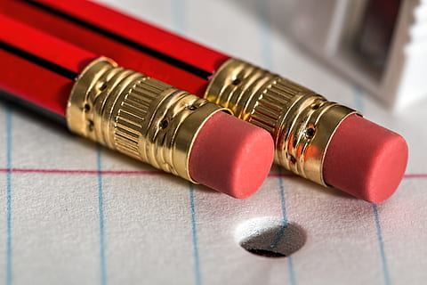 llapis, dirigir, escriure, goma d'esborrar, treballar, escola, primer pla, vermell, cap gent, educació, metall, natura morta, negocis, a l'interior, recerca, paper, taula, Finances, blau, color daurat, vista d’angle alt, color rosa, equipament, color plata, 5K, CC0, domini públic, lliure de regalies