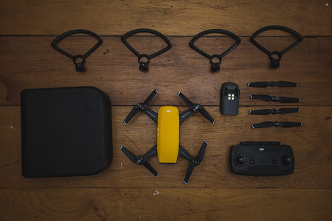 Dji, gnist, drone, UAV, quadrokopter, multirotor, antenne, kamera, propel, træ, bord, produkt, overliggende, gul, lille, batteri, prop guard, fjern, indendørs, arbejdsværktøj, træ - materiale, stilleben, direkte over, ingen mennesker, saks, udstyr, arrangement, briller, stor gruppe af objekter, høj vinkel visning, valg, metal, gruppe af objekter, variation, teknologi, trådløs teknologi, bestille, 5K, CC0, offentligt domæne, royaltyfrie