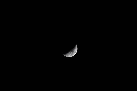 lua crescente, lua, noite, espaço sideral, espaço, universo, astronomia, ao ar livre, céu, crescente, Sombrio, copie o espaço, beleza na natureza, meia-lua, tranquilidade, natureza, ninguém, lua planetária, scenics - natureza, cena tranquila, céu limpo, cor preta, visão de baixo ângulo, eclipse, luar, espaço e astronomia, 5K, CC0, domínio público, royalty free