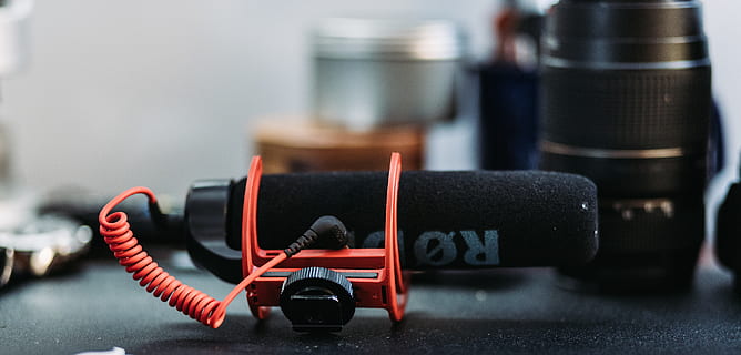 adaptador, electrònica, càmera, bomba, armament, arma, binoculars, calibre, tacòmetre, màquina, motor, endoll, dispositiu elèctric, pol·len, planta, espiral, bobina, text, dinamita, activitats de lleure, tecnologia, centrar-se en primer pla, primer pla, a l'interior, equipament, cap gent, connexió, vermell, entrenament esportiu, enfocament selectiu, indústria, gimnàs, joguina, natura morta, estil de vida saludable, exercici, equipament d'exercicis, esport, pes, entrenament de pes, 5K, CC0, domini públic, lliure de regalies