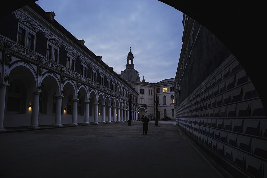 Germania, Dresda, semplice, luce bassa, cielo, architettura, buio, bianca, nero, blu, pulito, struttura costruita, esterno dell'edificio, città, costruzione, natura, arco, destinazioni di viaggio, mezzi di trasporto, viaggio, il passato, giorno, persone accessorie, storia, direzione, persone reali, uomini, la strada davanti, nuvola - cielo, all'aperto, colonna architettonica, 5K