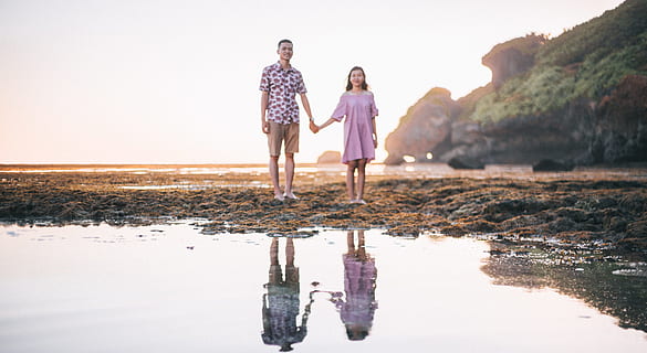fotografia di ritratto, uomo, donna, detenzione, mani, spiaggia, nuvole, coppia, giorno, tenersi per mano, paesaggio, oceano, all'aperto, persone, riflessi, sabbia, mare, paesaggio marino, riva del mare, riva, cielo, acqua, giovane, donne, lunghezza intera, due persone, adulto, riflessione, natura, coppia eterosessuale, coppia - relazione, solidarieta, abbigliamento casual, in piedi, terra, uomini, emozione, bonding, 5K, CC0, dominio pubblico, privo di copyright