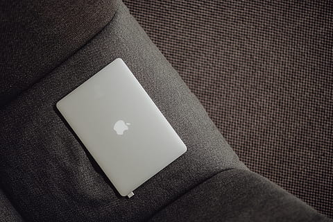 Fermer, vue, fermé, portable, mensonge, gris, fauteuil, technologie, ordinateur, macbook, La technologie, à l'intérieur, vue grand angle, textile, Activité de loisir, Vrais gens, émotion, forme de coeur, texturé, une personne, modèle, main, partie du corps humain, amour, jeux de loisirs, nature morte, émotion positive, 5K, CC0, domaine public, libre de droits