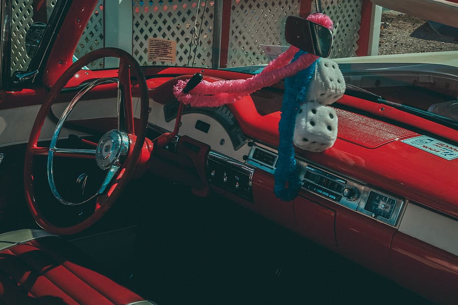 volante rosso, automobile, mezzi di trasporto, macchina, ruota, volante, film, look vintage, granuloso, macchina vintage, veicolo, dado, rosso, blu, auto, Leva del cambio, gonfiabile, auto sportiva, valutare, tachimetro, tremito, modo di trasporto, veicolo terrestre, veicolo a motore, in stile retrò, nessuno, giorno, giocattolo, viaggio, metallo, stazionario, in casa, cruscotto, rappresentazione, box auto, 2K