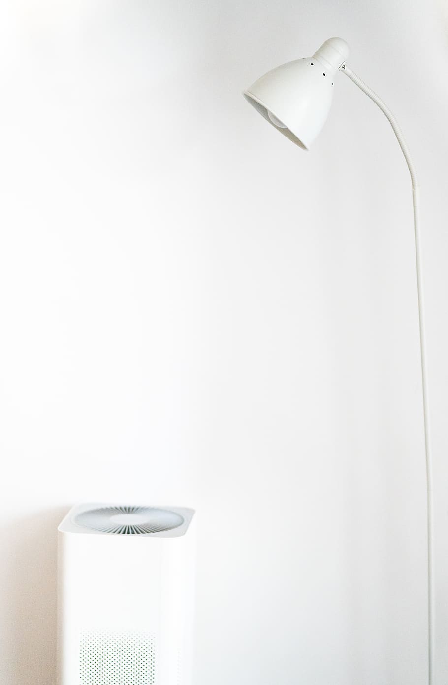 blanc, llum de peu, al costat, pintat, paret, netejar, conceptual, buit, ventilador, mobles, a l'interior, endins, llum, minimalisme, minimalista, habitació, senzillesa, punt de mira, còpia espai, Color blanc, equips d’il·luminació, cap gent, tir de l'estudi, fons blanc, llum elèctrica, sol objecte, funció de construcció de parets, electricitat, primer pla, tecnologia, natura morta, paper, habitació domèstica, tallar, ombra, disseny, 5K